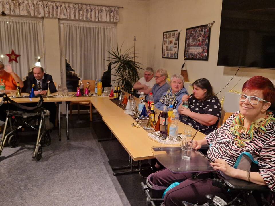 Gruppe sitzt an Tafel