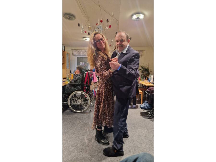 Mann tanzt mit Frau im Arm