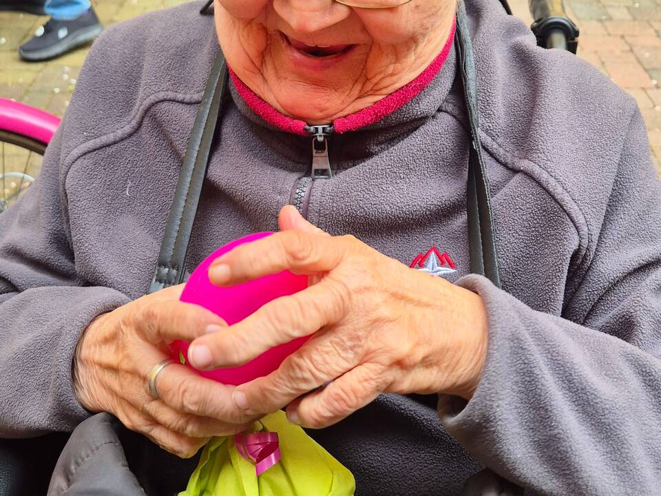 Bild drei zeigt eine Frau