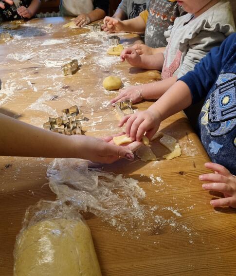 Kita Phantasia: Sonnenkäfer backen Weihnachtsplätzchen