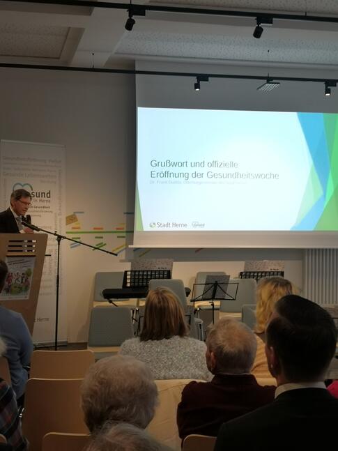 das Bild zeigt einen Redner 