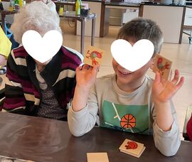 Generationen im Gespräch: Kitakinder bringen Leben ins Pflegeheim